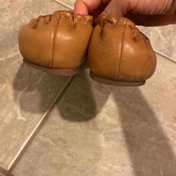 Tory burch reva tan color shoes size 8 1/2 - Picture 3 of 5